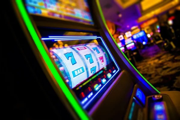 keputusan Free Play interface on mobile showing live dealer tables